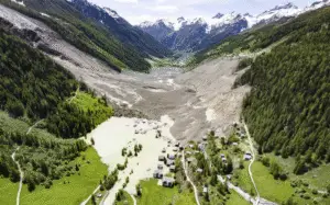 Swiss Village Devastated by Glacier Collapse: Search for Missing Man Suspended