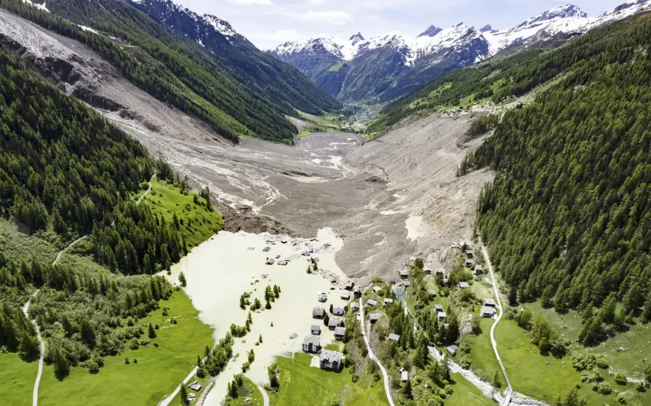 Swiss Village Devastated by Glacier Collapse: Search for Missing Man Suspended